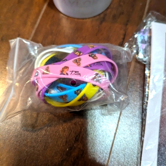 Taylor Swift Swiftie Bundle - Picture 5 of 16